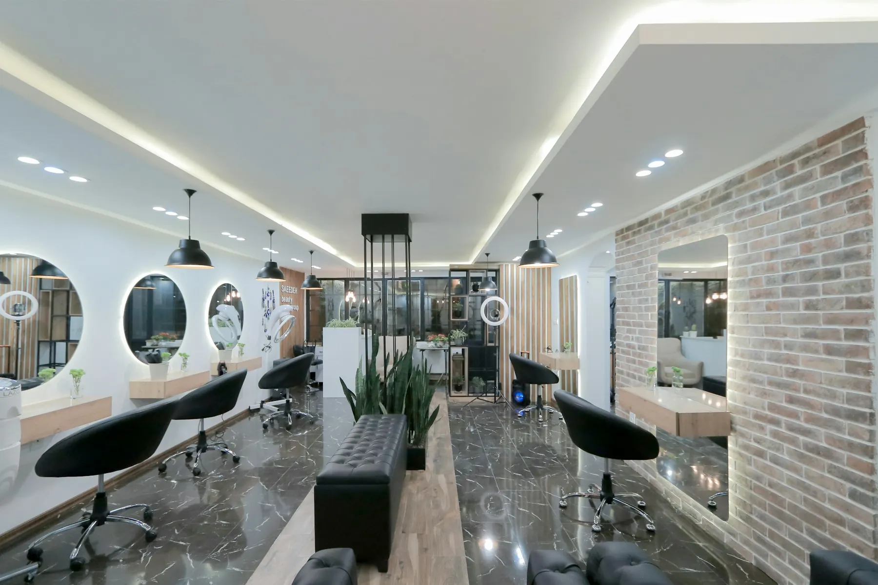 SALONES Y BARBERÍAS